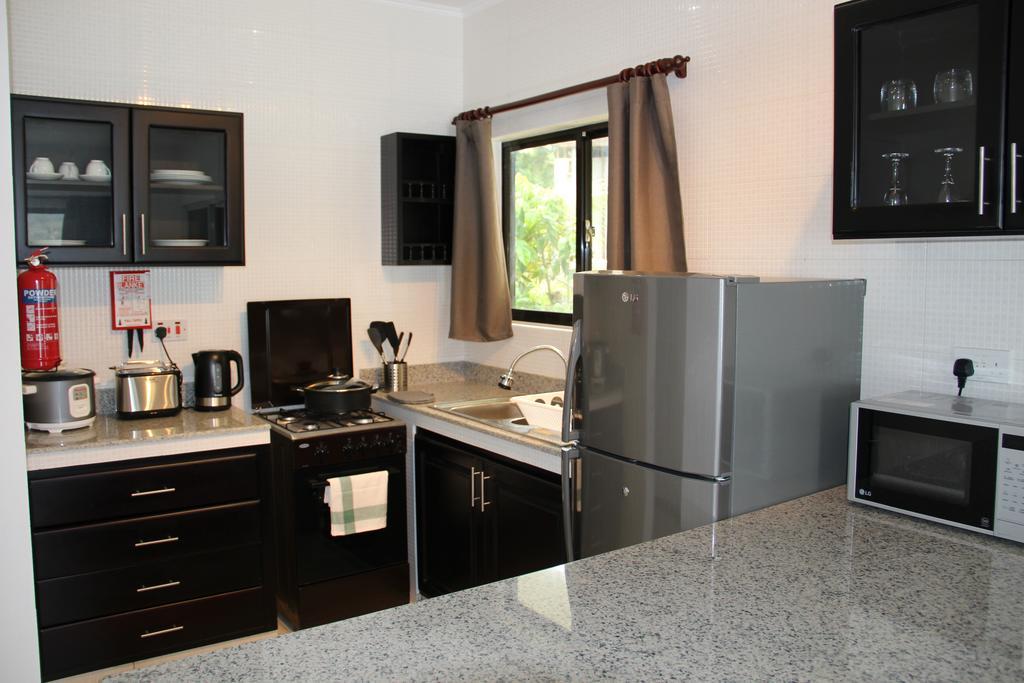 Surfers Cove Apartments Bel Ombre Esterno foto